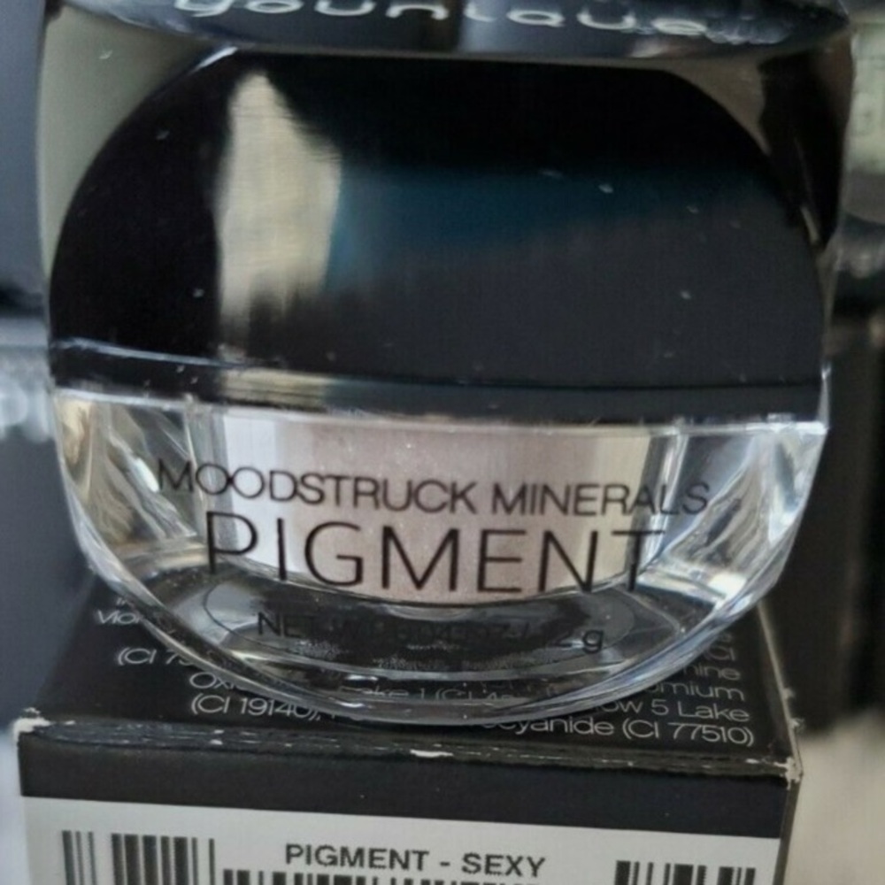 Younique Mineral Pigment Loose Powder shimmer Eye shadow - Shade Sexy .04 oz